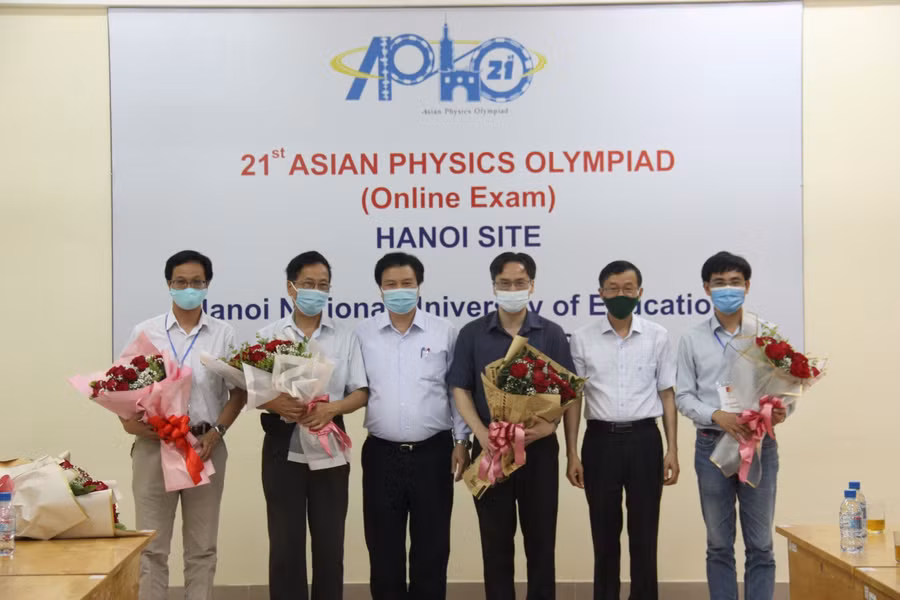 Thứ trưởng Bộ GD&amp;ĐT Nguyễn Hữu Độ, Hiệu trưởng Trường ĐHSP Hà Nội Nguyễn Văn Minh tặng hoa thầy Trưởng đoàn và các thầy làm công tác hướng dẫn, dịch đề tại AphO 2021.