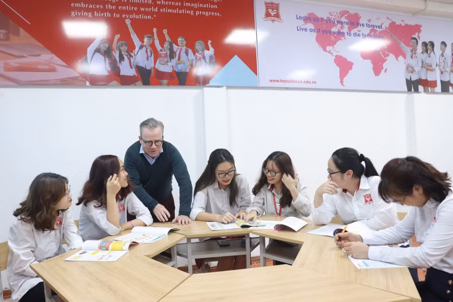 Học sinh Trường THPT Hoàng Long (Hà Nội) trong giờ học với giáo viên nước ngoài.