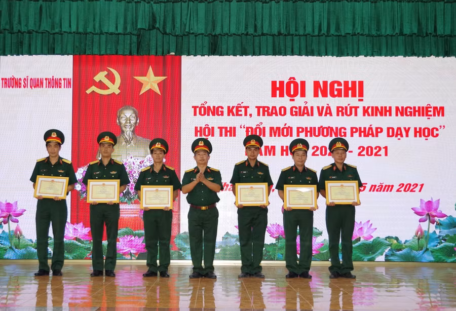 Đại tá Lê Xuân Hùng, Hiệu trưởng Trường Sĩ quan Thông tin trao giấy khen cho các giảng viên tiêu biểu trong hội thi.