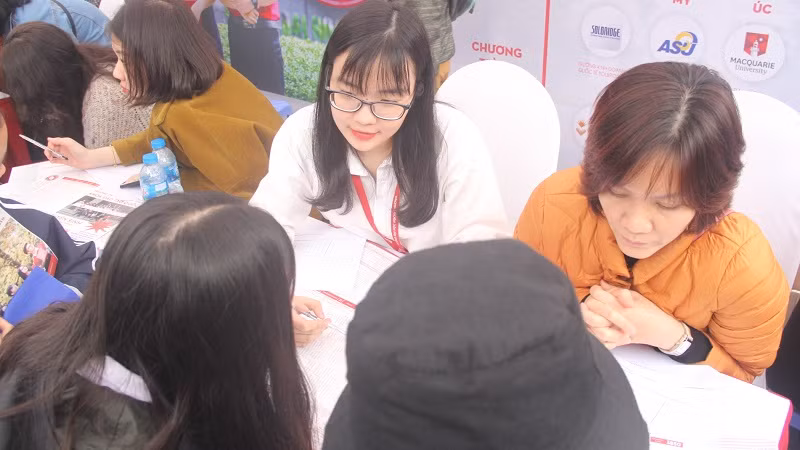 Thí sinh tham gia ngày hội tư vấn tuyển sinh, hướng nghiệp trước khi có dịch. Ảnh: TG