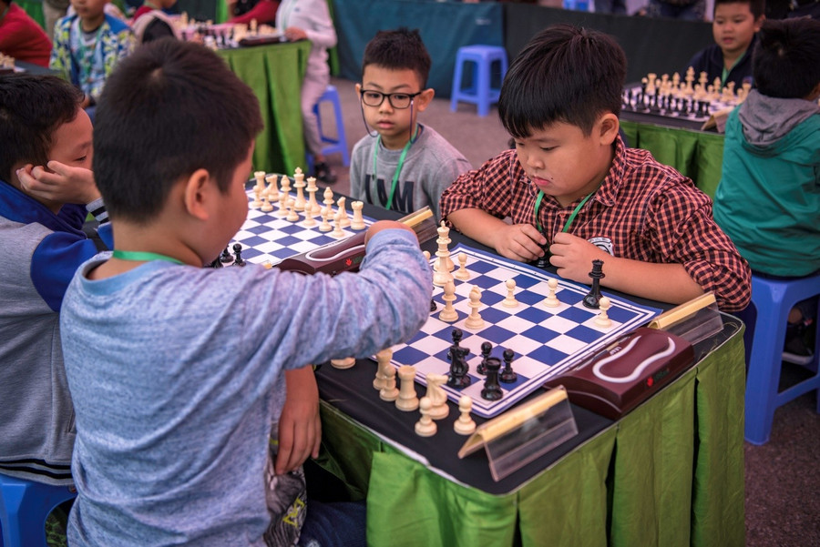 Các kỳ thủ nhí đấu trí cờ vua