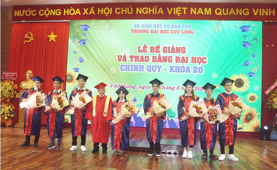 PGS.TS Lương Minh Cừ - Hiệu trưởng Trường ĐH Cửu Long chúc mừng tân kỹ sư tốt nghiệp thủ khoa, xuất sắc và giỏi.