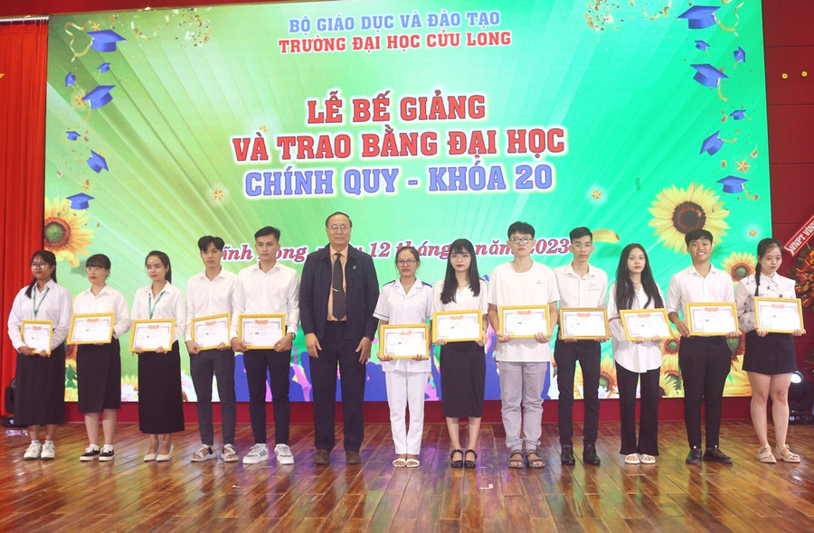 TS Nguyễn Thanh Dũng - Phó Hiệu trưởng Trường ĐH Cửu Long trao giấy khen cho sinh viên có thành tích xuất sắc trong phong trào nghiên cứu khoa học. TS Nguyễn Thanh Dũng - Phó Hiệu trưởng Trường ĐH Cửu Long trao giấy khen cho sinh viên có thành tích xuất sắc trong phong trào nghiên cứu khoa học.