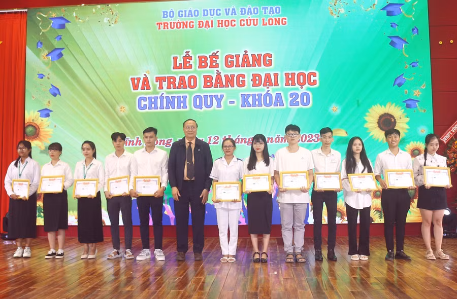 TS Nguyễn Thanh Dũng - Phó Hiệu trưởng Trường ĐH Cửu Long trao giấy khen cho sinh viên có thành tích xuất sắc trong phong trào nghiên cứu khoa học.