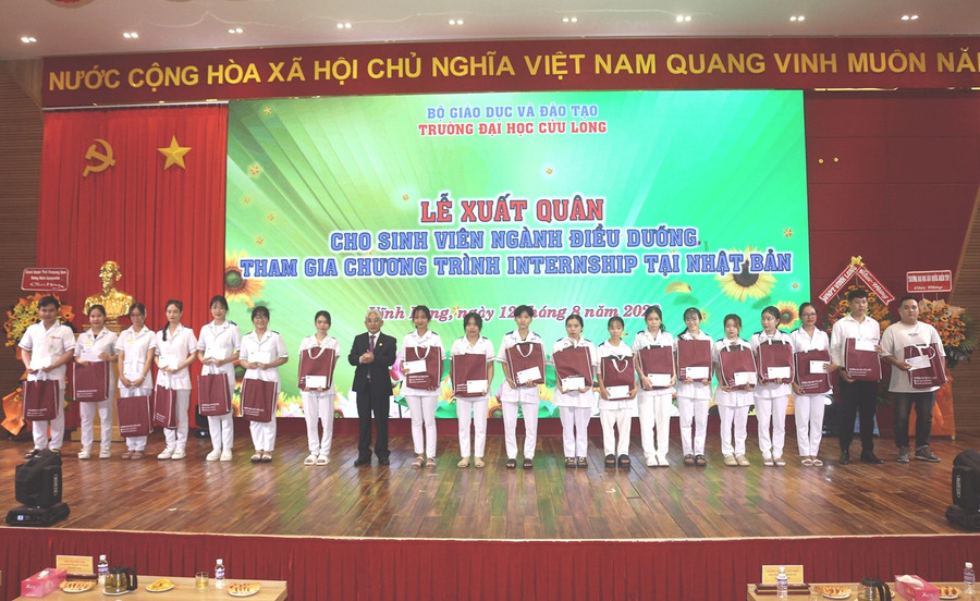 PGS.TS Lương Minh Cừ trao quà cho sinh viên tham gia chương trình việc làm, thực tập sinh tại Nhật. PGS.TS Lương Minh Cừ trao quà cho sinh viên tham gia chương trình việc làm, thực tập sinh tại Nhật.