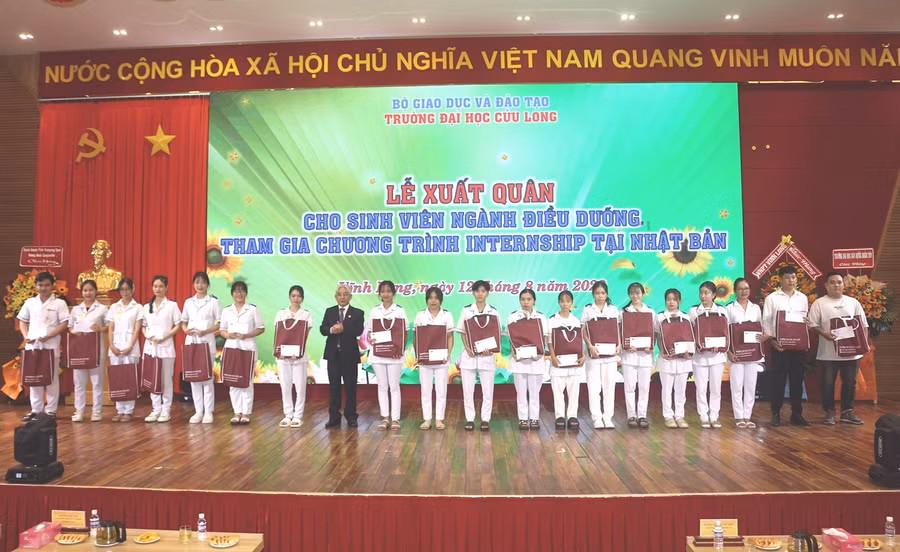 PGS.TS Lương Minh Cừ trao quà cho sinh viên tham gia chương trình việc làm, thực tập sinh tại Nhật.