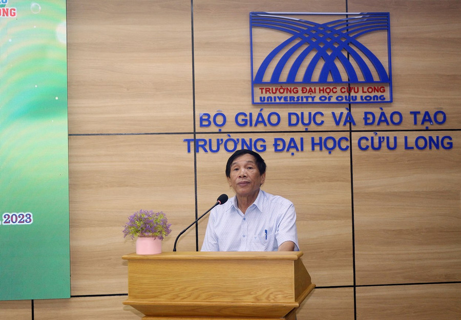 Nhà văn Khuất Quang Thụy - Ủy viên Ban chấp hành Hội Nhà văn Việt Nam, Tổng Biên tập Báo Văn nghệ phát biểu tại buổi gặp mặt.