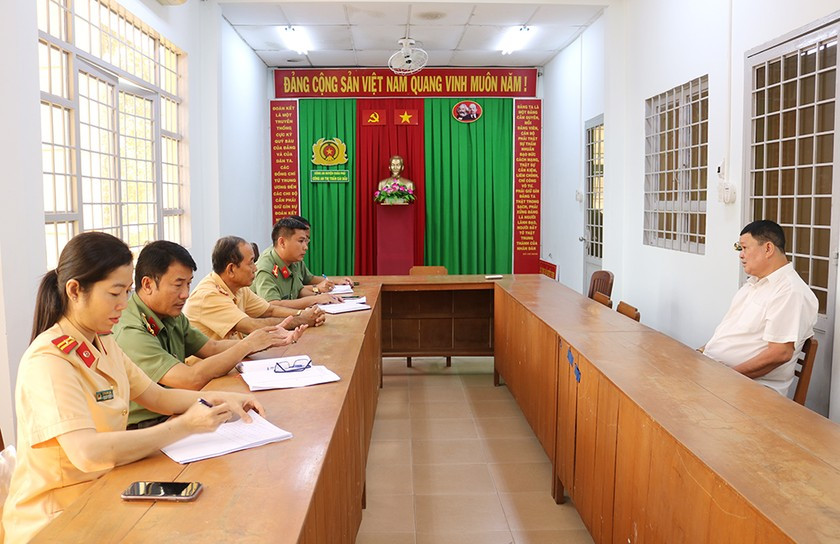 Lực lượng chức năng đang làm việc với ông H. Lực lượng chức năng đang làm việc với ông H.