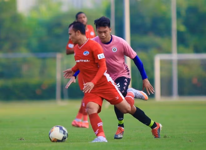 Thành Chung thi đấu tiền đạo cắm và có được cú đúp bàn thắng cho Hà Nội.