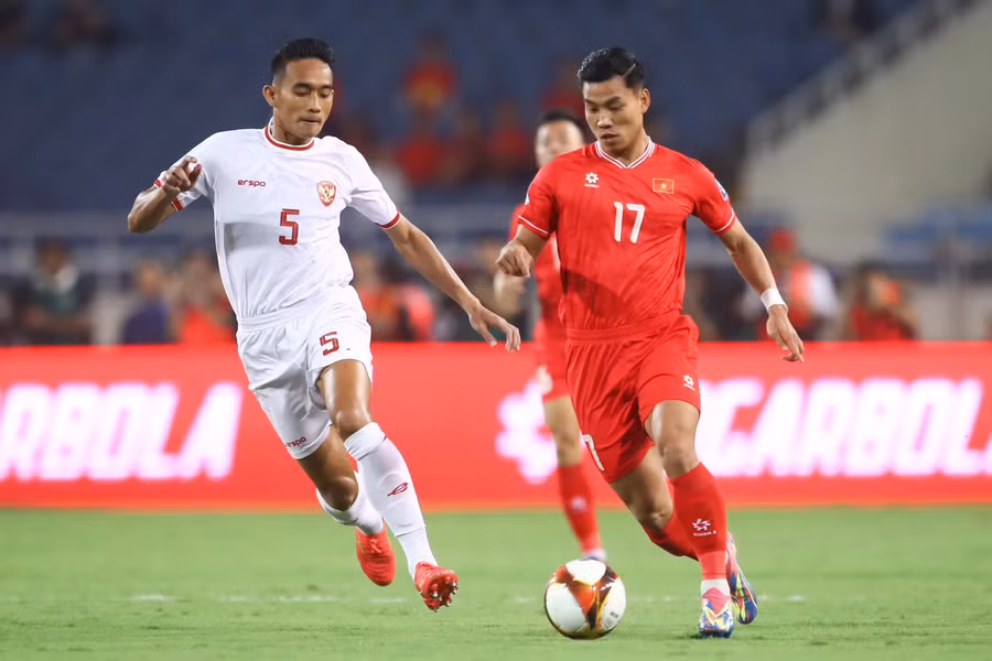 Trận Việt Nam (áo đỏ) thua Indonesia tại Mỹ Đình ngày 26/3. Ảnh: INT.