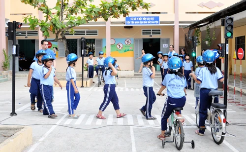 Gắn thực hiện an toàn giao thông với thi đua khen thưởng trong trường học