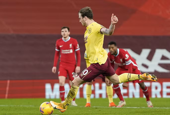 Ashley Barnes ghi bàn từ chấm 11m...