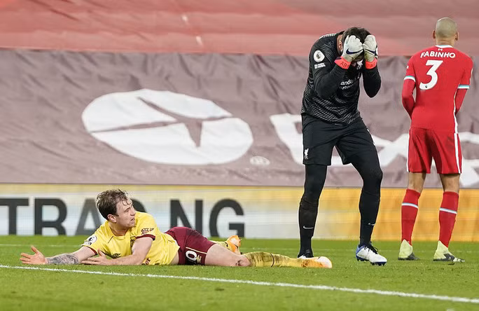 Thủ môn Alisson phạm lỗi với Barnes.