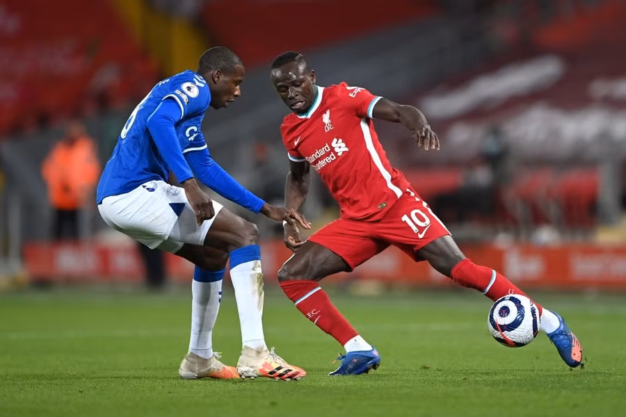 Bàn thắng sớm mở ra thế trận hứng khởi tại Anfield. Liverpool đẩy cao đội hình, kiểm soát bóng áp đảo để chủ động tấn công. Tuy nhiên, Everton giăng đội hình theo sơ đồ 4-5-1, khiến "The Kop" không thể phối hợp trung lộ. Everton chơi phòng ngự phản công, nhưng luôn chủ động để lao lên.