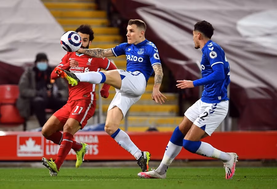 Sang hiệp 2, Liverpool đẩy mạnh sức ép về phần sân Everton. Tỷ lệ cầm bóng của đội chủ nhà gần 80%. Everton bối rối, để lộ nhiều khoảng trống. Tuy nhiên, Liverpool chưa đủ sắc sảo ở những tình huống quyết định để có bàn thắng.