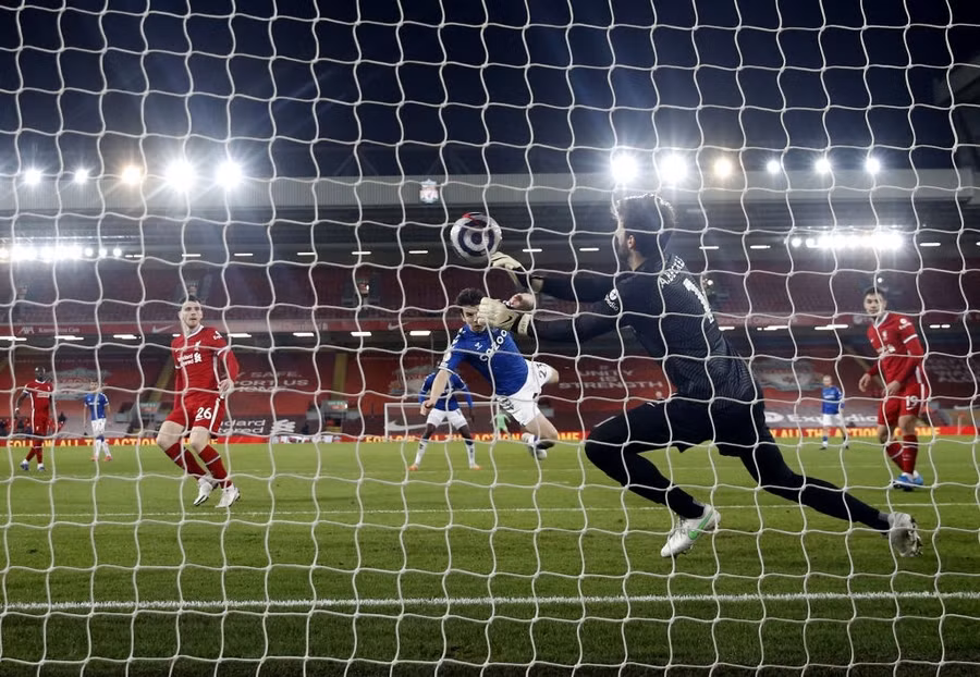 Cuối hiệp một, Alisson Becker giúp Liverpool thoát bàn thua thứ 2. Seamus Coleman đánh đầu trong thế đối mặt Alisson. Ở khoảng cách vài mét, thủ môn của Liverpool vẫn kịp đổ người để cản phá. Tỷ số sau hiệp một giữ nguyên cho Everton. Đội chủ nhà cầm bóng hơn 60%, nhưng không có nhiều tình huống phối hợp tốt.