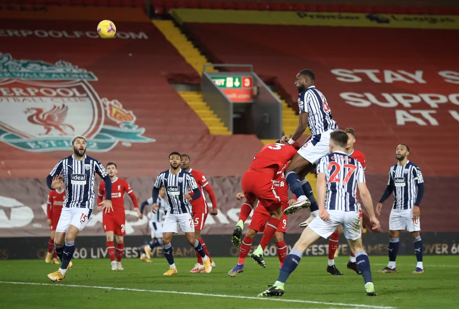 Semi Ajayi bật cao đánh đầu quân bình tỷ số 1-1 cho West Brom.