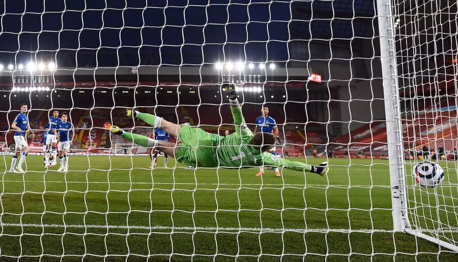 Jordan Pickford là người hùng của Everton với 2 tình huống cứu thua xuất sắc. Phút 20, Jordan Henderson thực hiện pha vẩy má ngoài điệu nghệ. Bóng đi hiểm, nhưng Pickford đổ người xuất sắc. Sau đó, Pickford dùng những đầu ngón tay để từ chối cú sút từ Trent Alexander-Arnold.