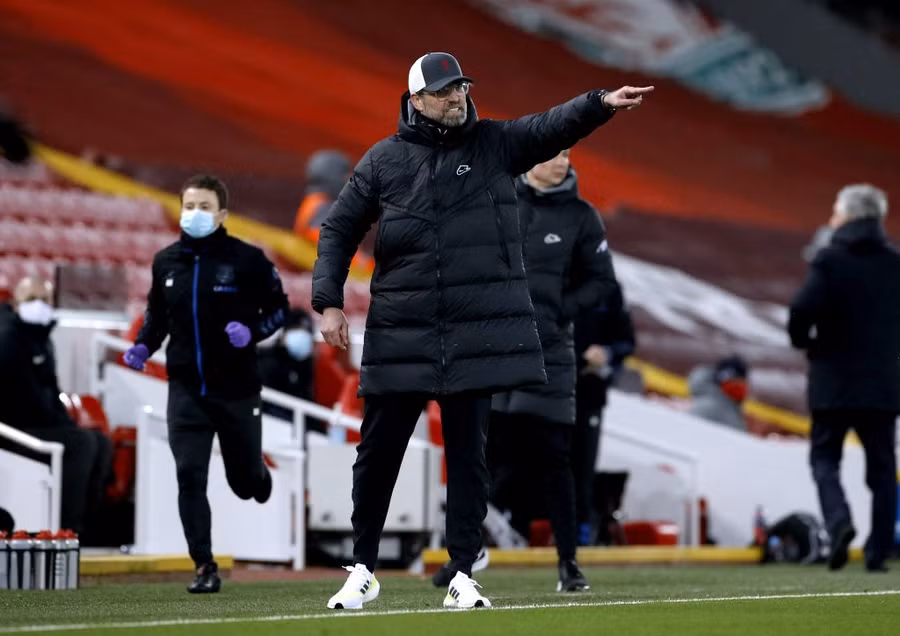 HLV Klopp đã làm tất cả để tránh thất bại trên sân nhà. Ông đưa Xherdan Shaqiri vào sân để tăng hỏa lực tấn công từ phút 63. Dù vậy, Liverpool vẫn bất lực trong thế trận cầm bóng gấp 4 lần, nhưng không tạo được tình huống tấn công có nét.