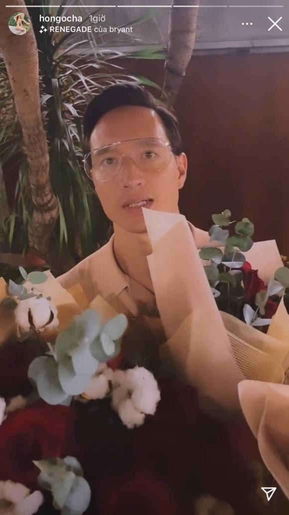 Khoảnh khắc Kim Lý khệ nệ ôm bó hoa tặng bà xã Hồ Ngọc Hà vô cùng dễ thương. Mặc dù rất khó khăn trong việc phát âm tiếng việt, nhưng Kim Lý vẫn cố gắng nói hết câu chúc mừng ngày 8/3.