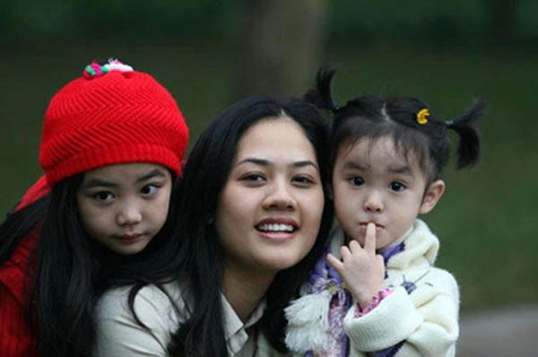 Trải qua cuộc hôn nhân kéo dài 6 năm, năm 2009 Hoàng Nhật Mai ly hôn và một mình nuôi 2 con nhỏ. Trải qua cuộc hôn nhân kéo dài 6 năm, năm 2009 Hoàng Nhật Mai ly hôn và một mình nuôi 2 con nhỏ.