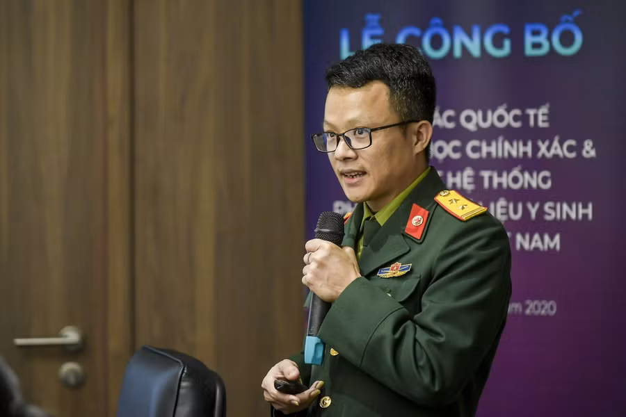 Trung tá, Tiến sĩ, Bác sĩ Hồ Hữu Thọ giới thiệu về dự án hợp lực giữa VinBigdata và Học Viện Quân Y nghiên cứu phát hiện và ngăn ngừa vi khuẩn kháng kháng sinh dựa trên phân tích dữ liệu lớn.