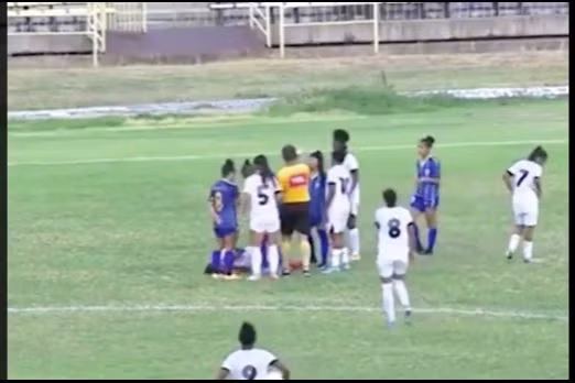 Nạn nhân đổ gục xuống sân quằn quại trong đau đớn.