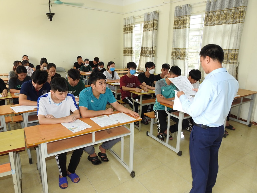 Thí sinh nhận phòng thi và làm thủ tục dự thi tại điểm thi Trường THPT Ba Chẽ chiều 27/6. Ảnh: Minh Cương