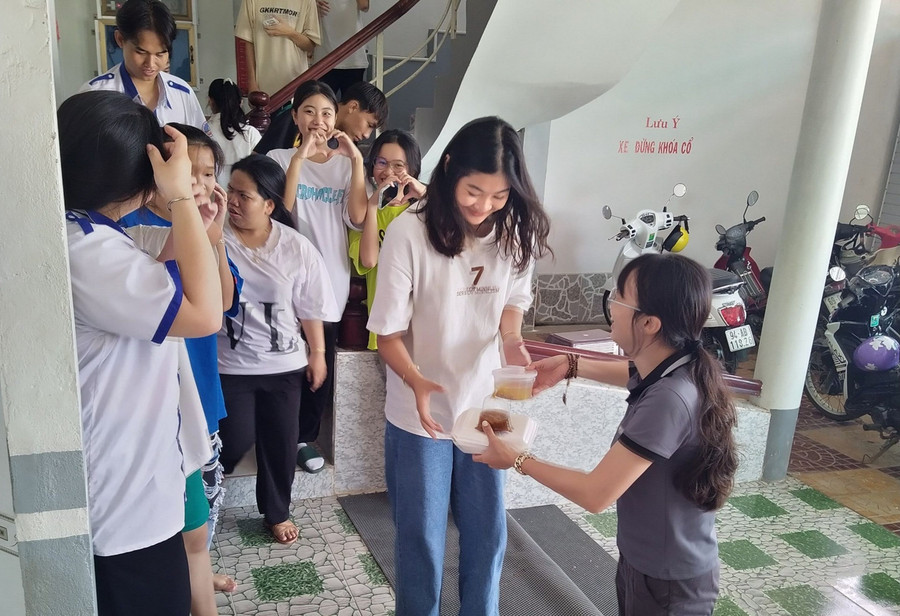 Học sinh huyện Ngọc Hiển (Cà Mau) được hỗ trợ cơm miễn phí khi đến huyện Năm Căn dự thi.