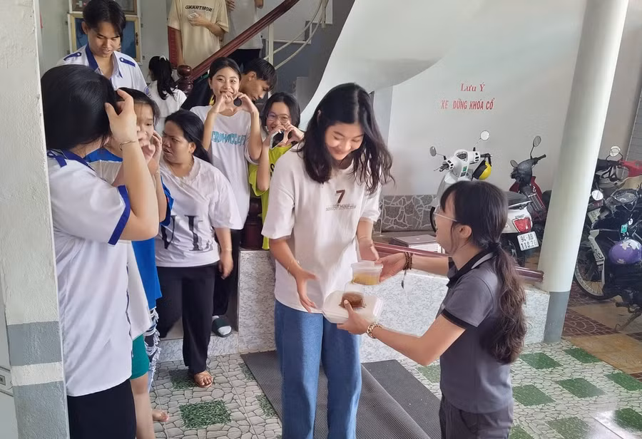 Học sinh huyện Ngọc Hiển (Cà Mau) được hỗ trợ cơm miễn phí khi đến huyện Năm Căn dự thi.