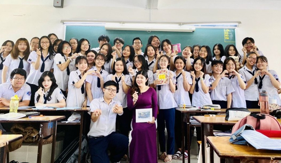 Cô Nguyễn Thị Hà, Phó Hiệu trưởng Trường THPT Phước Long cùng học trò.