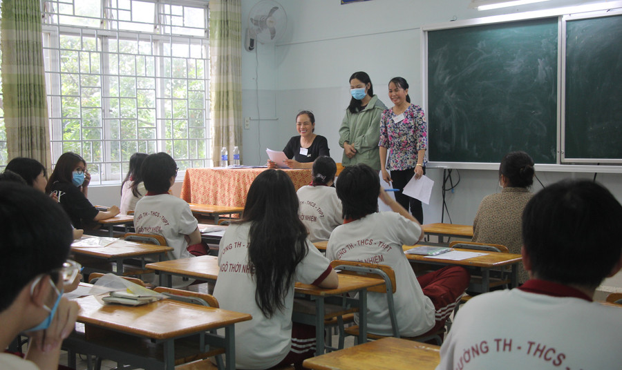 Thí sinh tại Điểm thi Trường THCS Trần Quốc Toản (TP Thủ Đức) trong buổi làm thủ tục thi tốt nghiệp THPT năm 2023. Ảnh: Hồ Phúc