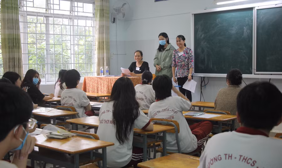 Thí sinh tại Điểm thi Trường THCS Trần Quốc Toản (TP Thủ Đức) trong buổi làm thủ tục thi tốt nghiệp THPT năm 2023. Ảnh: Hồ Phúc