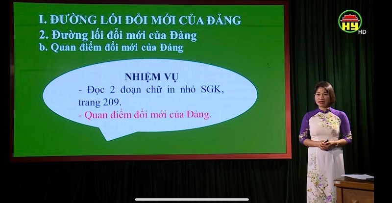 Cô Vũ Thị Anh dạy học trên truyền hình.