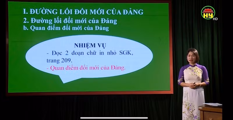Cô Vũ Thị Anh dạy học trên truyền hình.