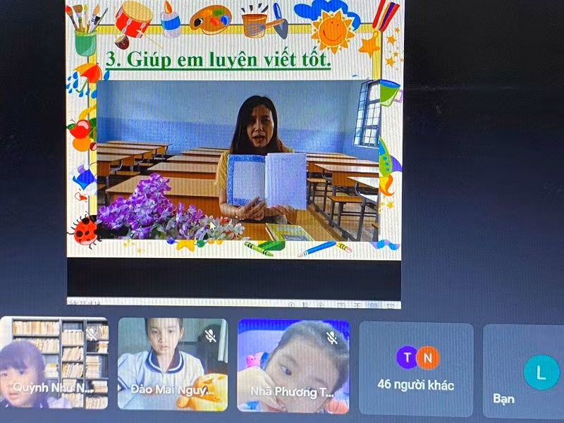 Cô Lê Thị Tố Như – Trường Tiểu học Trần Quốc Tuấn (huyện Krông Pắc) hướng dẫn học sinh lớp 1D học online. Ảnh chụp qua màn hình. Ảnh: TG