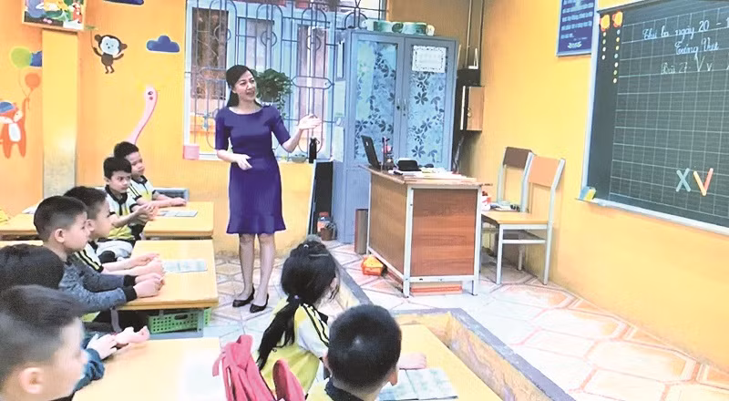 Cô Hoàng Mai và học trò. Ảnh chụp khi chưa có dịch Covid-19. Ảnh TG