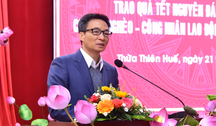 Phó Thủ tướng Võ Đức Đam trò chuyện, chia sẻ khó khăn với chính quyền và người dân Thừa Thiên - Huế.