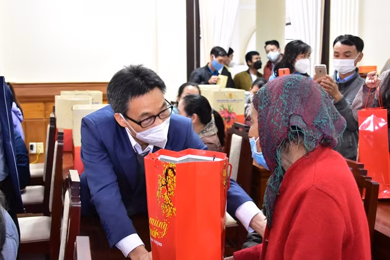 Phó Thủ tướng Võ Đức Đam tặng quà người lao động có hoàn cảnh khó khăn tại tỉnh Thừa Thiên - Huế.