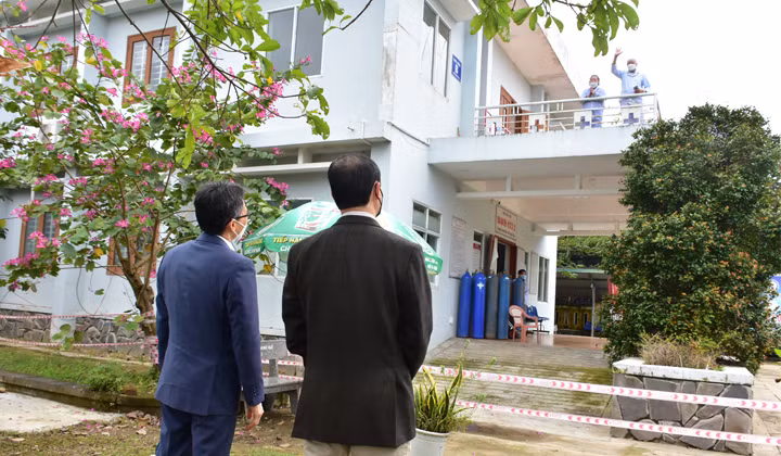 Phó Thủ tướng Vũ Đức Đam thăm hỏi các bệnh nhân đang điều trị.