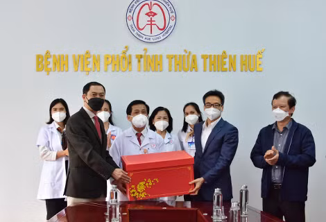 Phó Thủ tướng Vũ Đức Đam tặng quà cho lực lượng y bác sĩ Bệnh Viện phổi tỉnh Thừa Thiên - Huế.