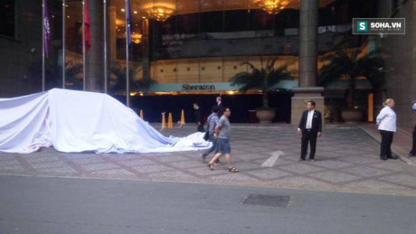 Công nhân lau kính khách sạn 5 sao Sheraton rơi xuống đất tử vong - Ảnh 3 Cong nhan lau kinh khach san 5 sao Sheraton roi xuong dat tu vong - Anh 3