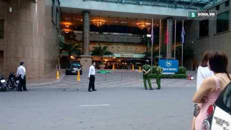 Công nhân lau kính khách sạn 5 sao Sheraton rơi xuống đất tử vong - Ảnh 2 Cong nhan lau kinh khach san 5 sao Sheraton roi xuong dat tu vong - Anh 2