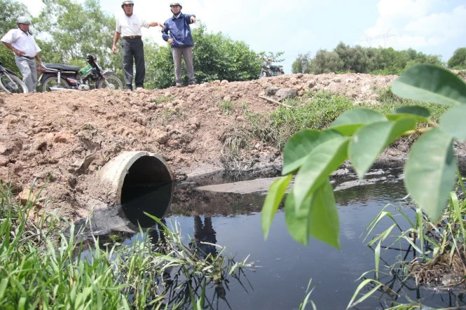 Nước thải đen ngòm từ CCN Hoàng Gia thải ra môi trường, bốc mùi hôi thối nồng nặc - Ảnh: Tuổi trẻ