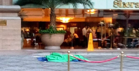 Công nhân lau kính khách sạn 5 sao Sheraton rơi xuống đất tử vong - Ảnh 1 Cong nhan lau kinh khach san 5 sao Sheraton roi xuong dat tu vong - Anh 1