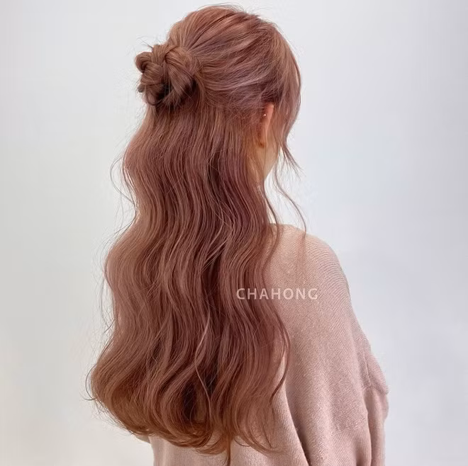 Tóc buộc nửa sẽ giúp gương mặt trông thanh thoát, dễ thương hơn.