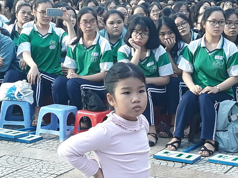 Một khán giả nhí say mê nghe nhạc.