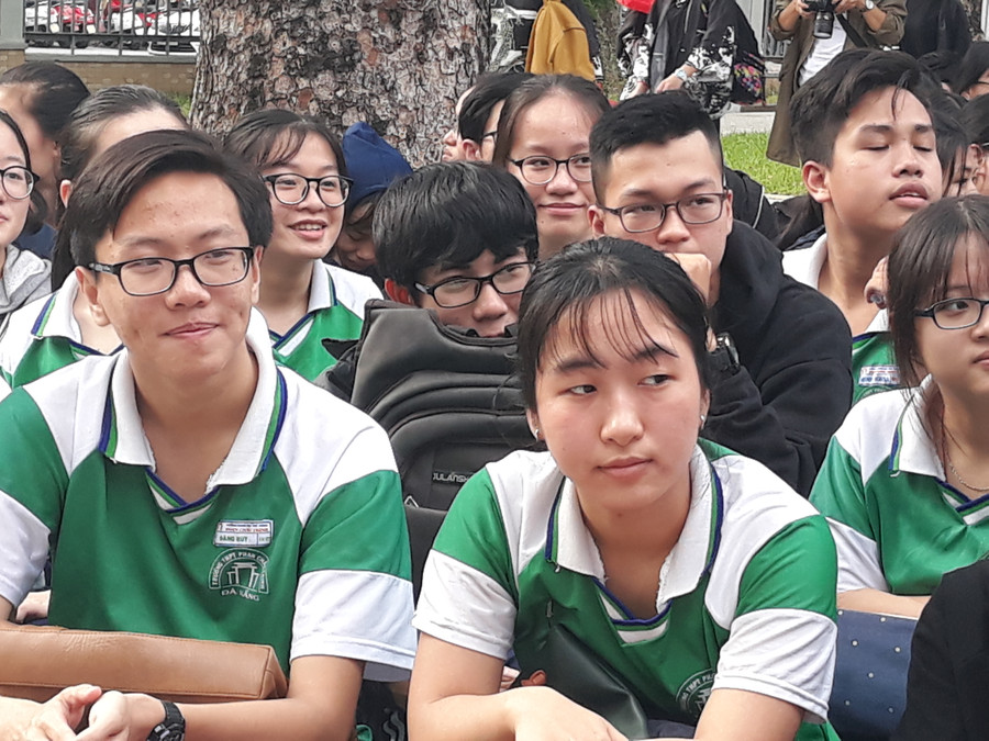 HS trường THPT Phan Châu Trinh thích thú thưởng thức chương trình biểu diễn piano và violin của các nghệ sĩ đến từ Nhật Bản