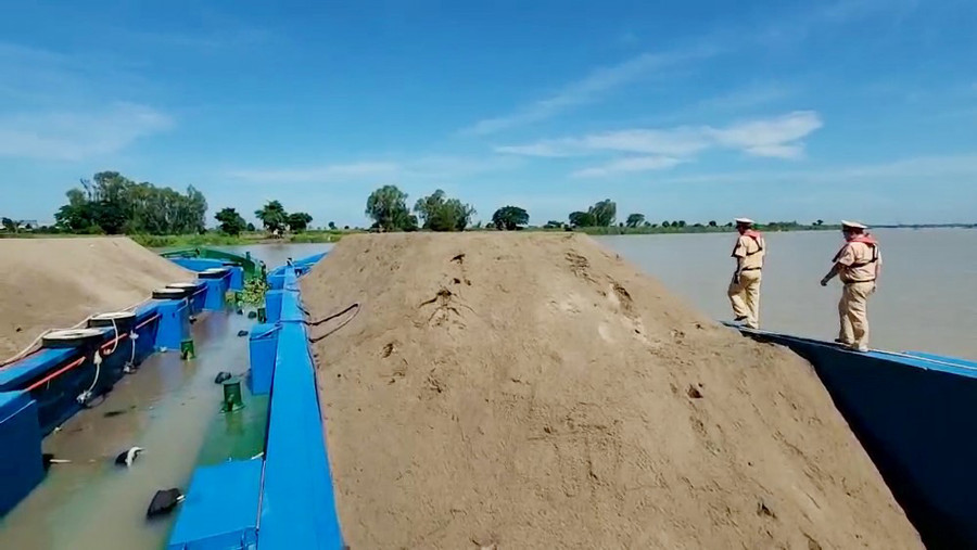 Lực lượng chức năng kiểm tra 3 phương tiện chở cát. (Ảnh: Tiến Tầm) Lực lượng chức năng kiểm tra 3 phương tiện chở cát. (Ảnh: Tiến Tầm)