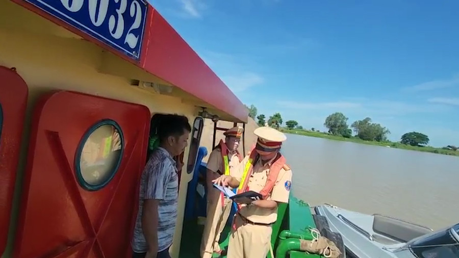 Lực lượng chức năng lập biên bản vi phạm. (Ảnh: Tiến Tầm) Lực lượng chức năng lập biên bản vi phạm. (Ảnh: Tiến Tầm)